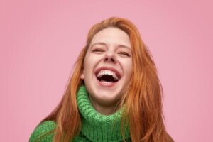 Hvordan forbedre sansen for humor? Tips og fordeler