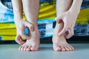 10 vanlige årsaker til kløende ben og hva du skal gjøre med dem