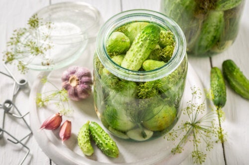Syltede agurker i eddik: næringsstoffer, fordeler og forberedelse