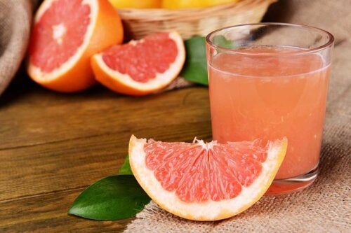 Er det bra Ã¥ spise en grapefrukt pÃ¥ tom mage?