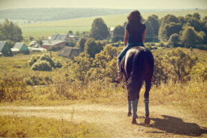 5 fysiske og psykiske fordeler med å ri på hest