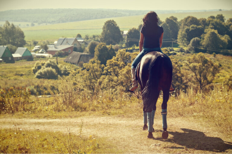 5 fysiske og psykiske fordeler med å ri på hest