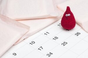 Uregelmessig menstruasjon i ungdomsårene: Hva forårsaker dem?
