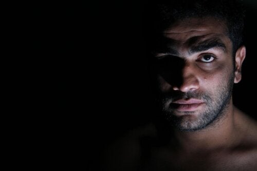 Hva er en sosiopat og hvordan skiller de seg fra en psykopat?