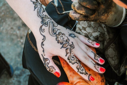 Hva er risikoen ved å bruke svart henna i midlertidige tatoveringer?