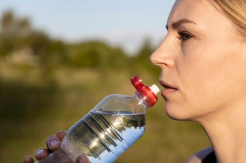 Hvordan rengjøre gjenbrukbare vannflasker og hvor ofte de skal rengjøres