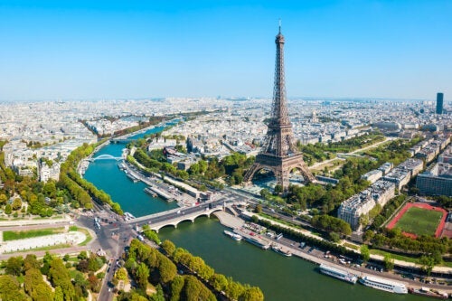 Hvorfor er EiffeltÃ¥rnet nÃ¥ 6 meter hÃ¸yere? Vi vil fortelle deg grunnen