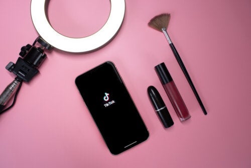 Ett-lags sminke: Hva handler denne skjønnhetstrenden på TikTok om?