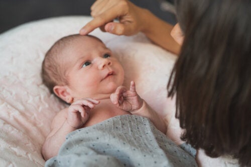 Når lærer babyer å gjenkjenne foreldrene sine?