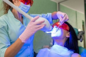 LED-tannbleking: fordeler, ulemper og omsorg