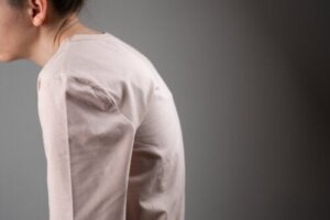 Hva er kyfose og hvorfor oppstår det? 6 tips for å behandle kyfose