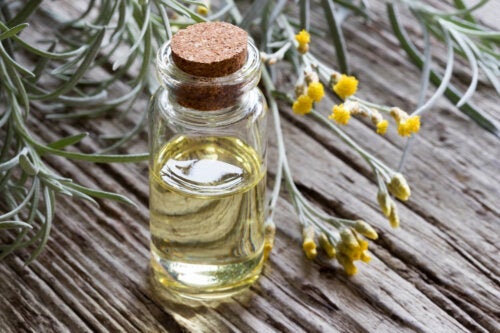 Helichrysum eterisk olje: Mulige fordeler og forholdsregler ved bruk