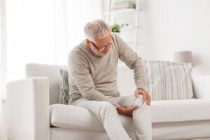 Krystallartritt: Symptomer, årsaker, diagnose og behandling