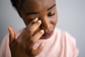Hva er en makulær fold: Symptomer, årsaker og behandlinger