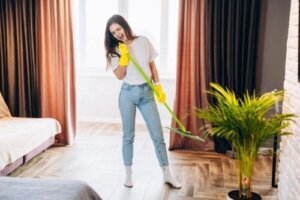 Å sette en pose på kosten og andre triks for å feie huset ditt