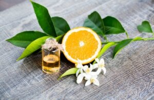 Neroli eterisk olje: Bruk, fordeler og kontraindikasjoner
