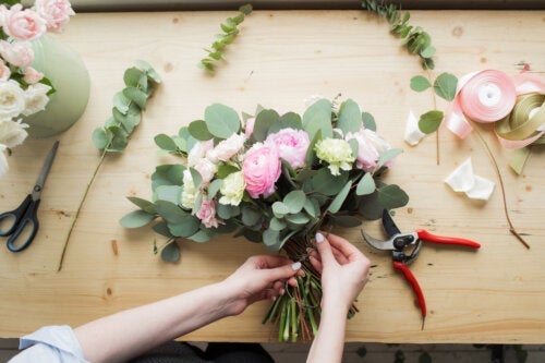 Hvordan lage en bukett med blomster hjemme: en trinn-for-trinn-veiledning