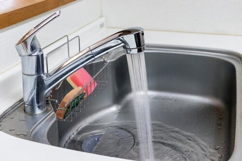 Slik rengjør du vasken for å forhindre lukt: Fra kranen til avløpet