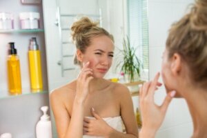 Oversvømmet hud: Dermatitt på grunn av overdreven kosmetikk