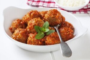 Ovnsbakte kalkun- og soppkjøttboller