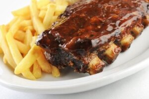Tilbered en deilig svineribbe i sursøt saus med denne oppskriften