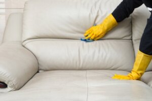 Tips for vedlikehold av en sofa i imitert skinn