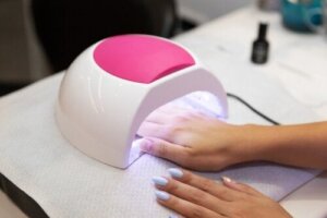 Kan UV-neglelakktørkere forårsake hudkreft?
