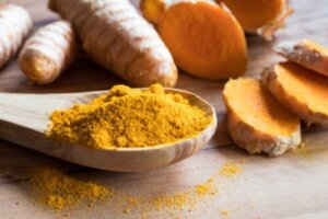Gurkemeie og 9 andre anti-inflammatoriske krydder mot leddgikt