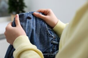 8 triks for å fjerne skokremflekker fra klær