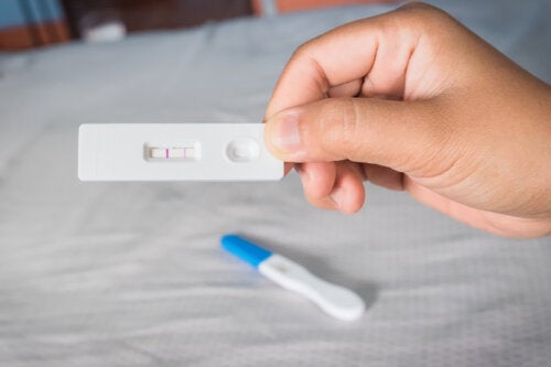 Hvorfor oppstår falske negative og falske positive graviditetstester?