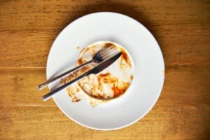 Slik rengjør du flekkete porselensfat