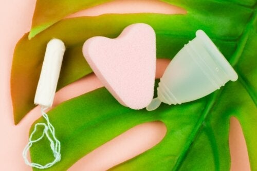 Fordeler og ulemper med menstruasjonssvamp