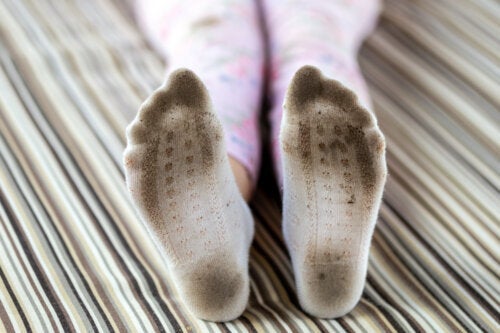 8 triks for å fjerne svarte flekker fra sokkene dine