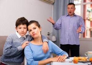 Stedfortredende vold: Hva er det og hvordan kan du unngå det?