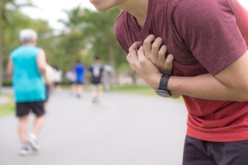 Brystsmerter på høyre side: 9 mulige årsaker og behandlinger