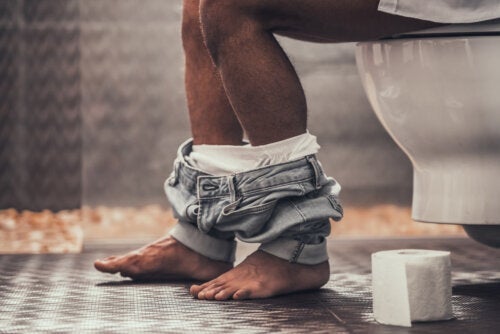 Kjent urolog anbefaler menn å urinere sittende, hvorfor?