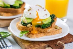 3 triks for å tilberede posjerte egg uten å knuse dem
