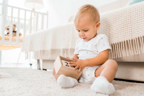 Hva er objektpermanens og når vises det hos babyer?