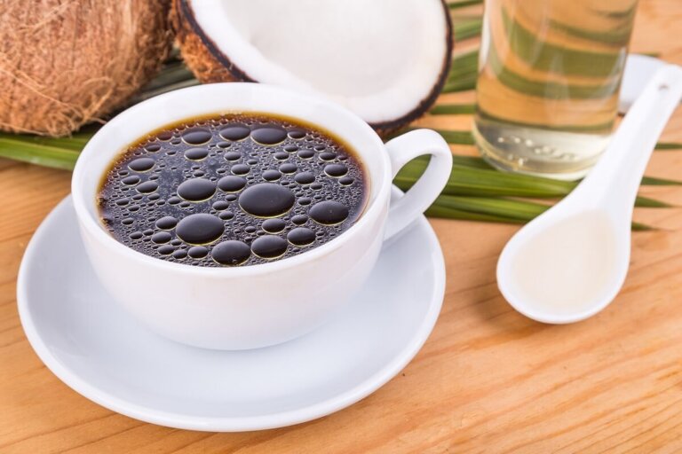 Kaffe med kokosolje: Slik drikker du den for å unngå vektøkning