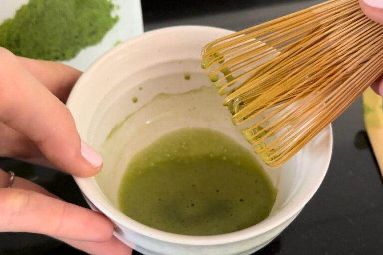 Slik tilbereder du matcha-te: utstyr, oppskrifter og triks