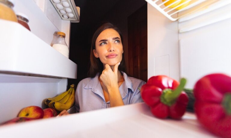 Slik oppbevarer du paprika, løk og tomater lenger i kjøleskapet