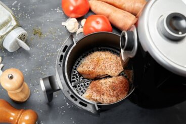 Slik kan du lage saftige brunede kyllingbryst i en airfryer