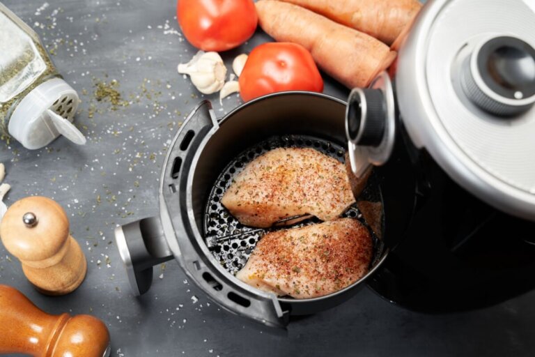 Slik kan du lage saftige brunede kyllingbryst i en airfryer