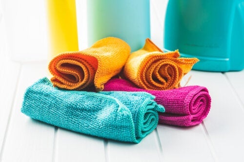 Mikrofiber: Hva er det og hvorfor er det bra for rengjøring?