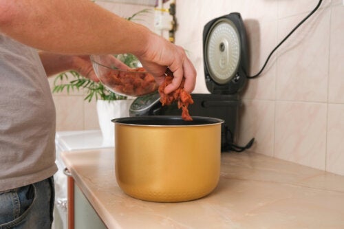 5 enkle og komplette oppskrifter å tilberede i en slow-cooker