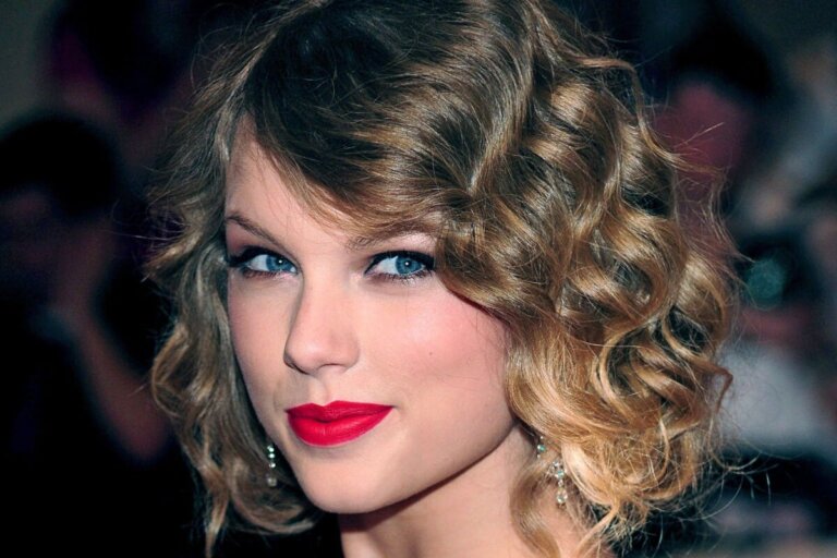 Har du kort bølget hår? Prøv en av disse 15 trendy frisyrene!