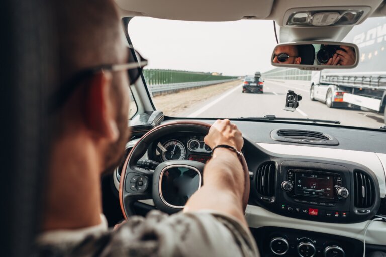 Sikker kjøring: Slik unngår du skader og holder deg beskyttet bak rattet