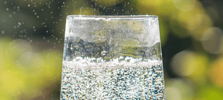 Å drikke vann med kullsyre: helsefordeler og forholdsregler