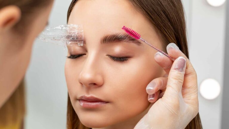 Hva er øyenbrynslaminering og hvordan gjøres det?