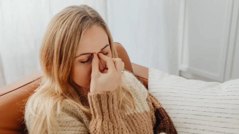 Hvorfor tar vi oss på nesen når vi snakker? Hva psykologien sier